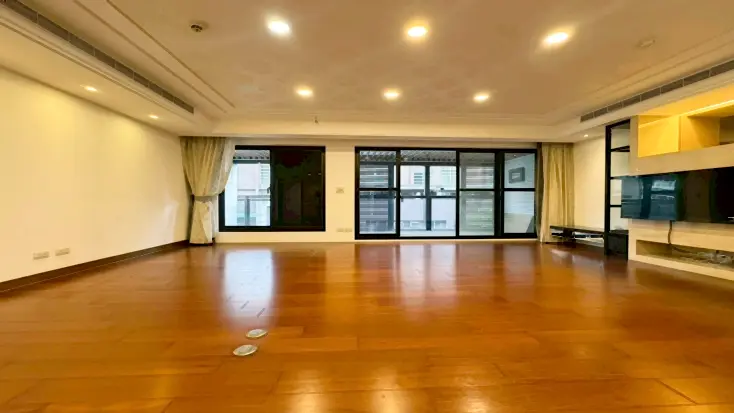 2 bedrooms apartment for rent in Zhongzheng District, Taipei City | NT$ 135 000 | 37 ping slide 0