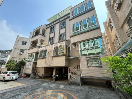 4 bedrooms townhouse for sale TWD 15 990 000 - 59 ping - Hunei District, Kaohsiung City slide 1