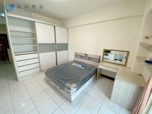 Room for rent in Xitun District, Taichung City | NT$ 15 000 | 8 ping slide 0