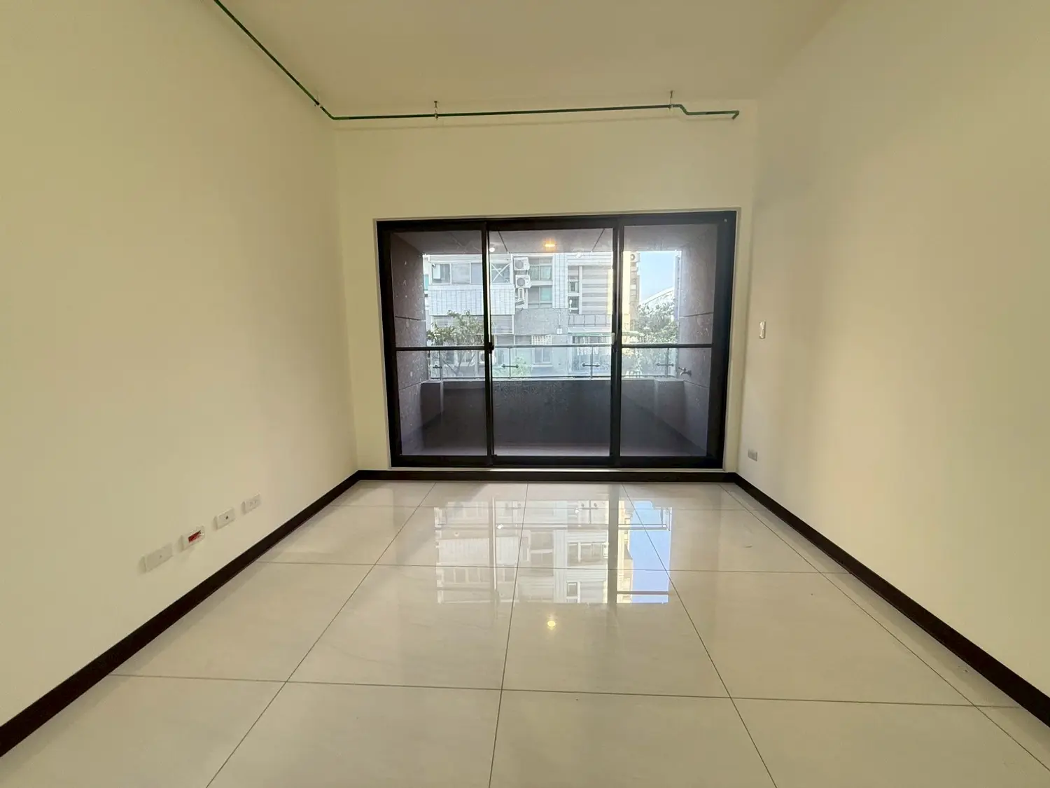 3 bedrooms apartment for sale TWD 59 880 000 - 26 ping - Songshan District,Taipei City slide 0