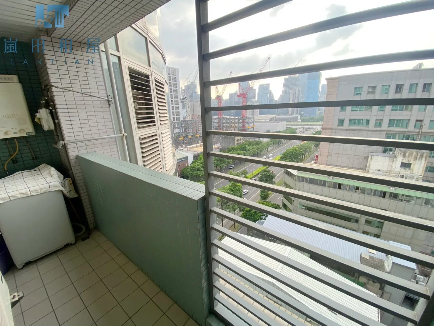 Studio apartment for rent in Xitun District, Taichung City | NT$ 18 800 | 13 ping slide 5
