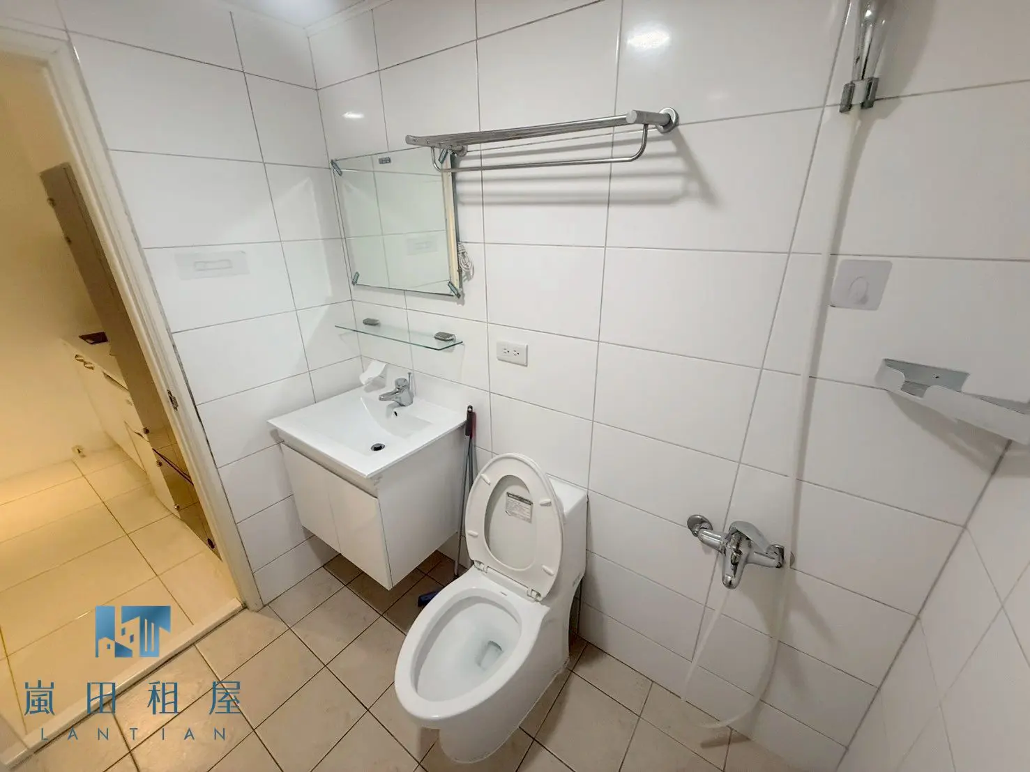 Room for rent in Beitun District, Taichung City | NT$ 12 500 | 8 ping slide 4