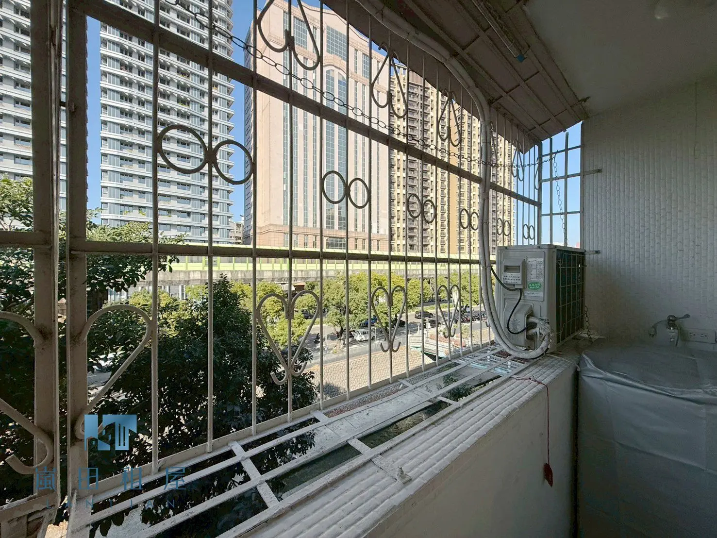 Room for rent in North District, Taichung City | NT$ 9 300 | 7 ping slide 0