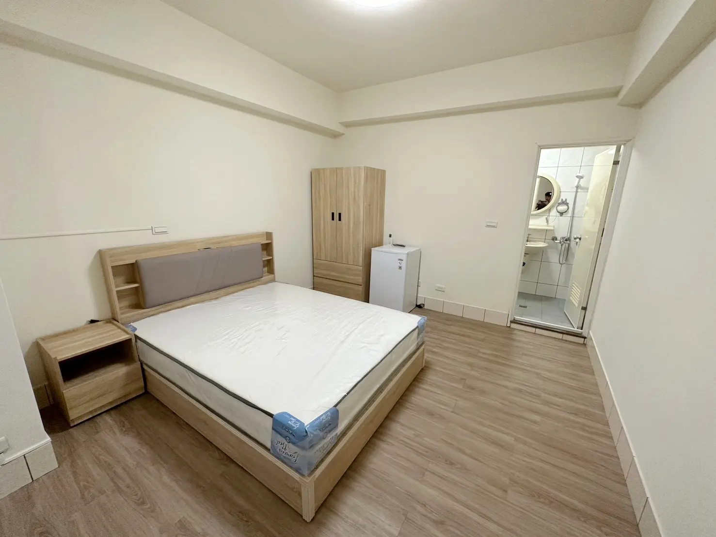 Room for rent in Nantun District, Taichung City | NT$ 10 000 | 7 ping slide 2