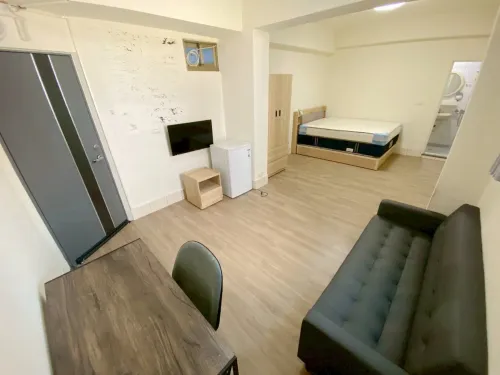 Room for rent in Nantun District, Taichung City | NT$ 10 000 | 7 ping slide 1