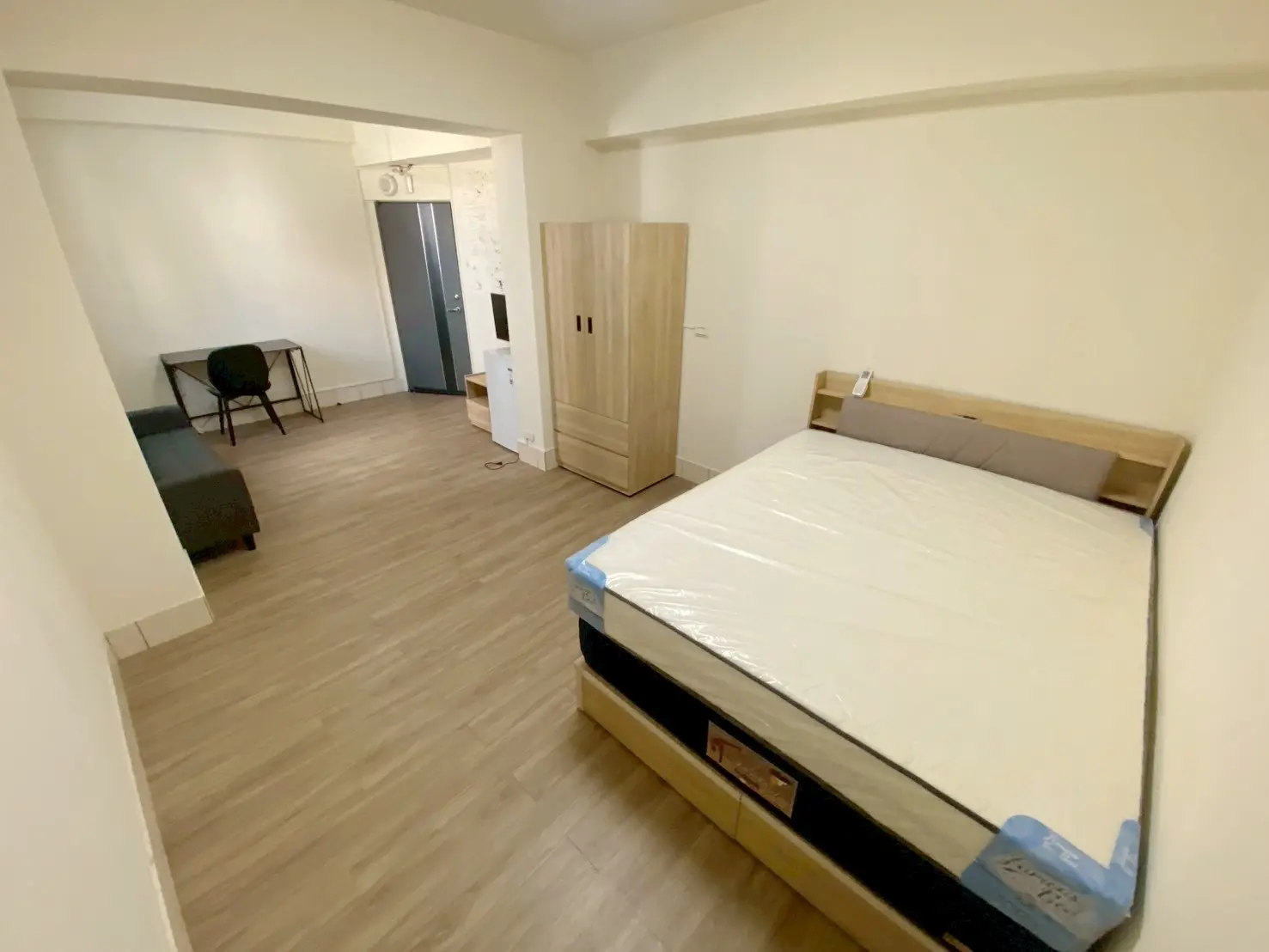 Room for rent in Nantun District, Taichung City | NT$ 10 000 | 7 ping slide 0