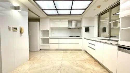 3 bedrooms apartment for rent in Xinyi District, Taipei City | NT$ 280 000 | 91 ping slide 2