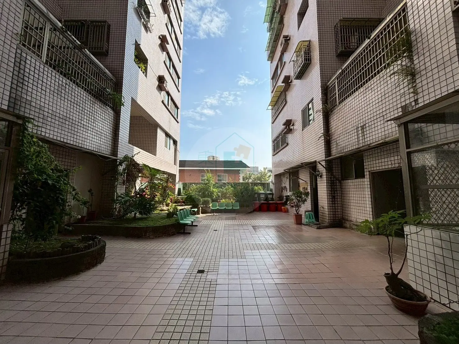3 bedrooms apartment for sale in East District, Tainan City | TWD 13 880 000 | 27 ping slide 0