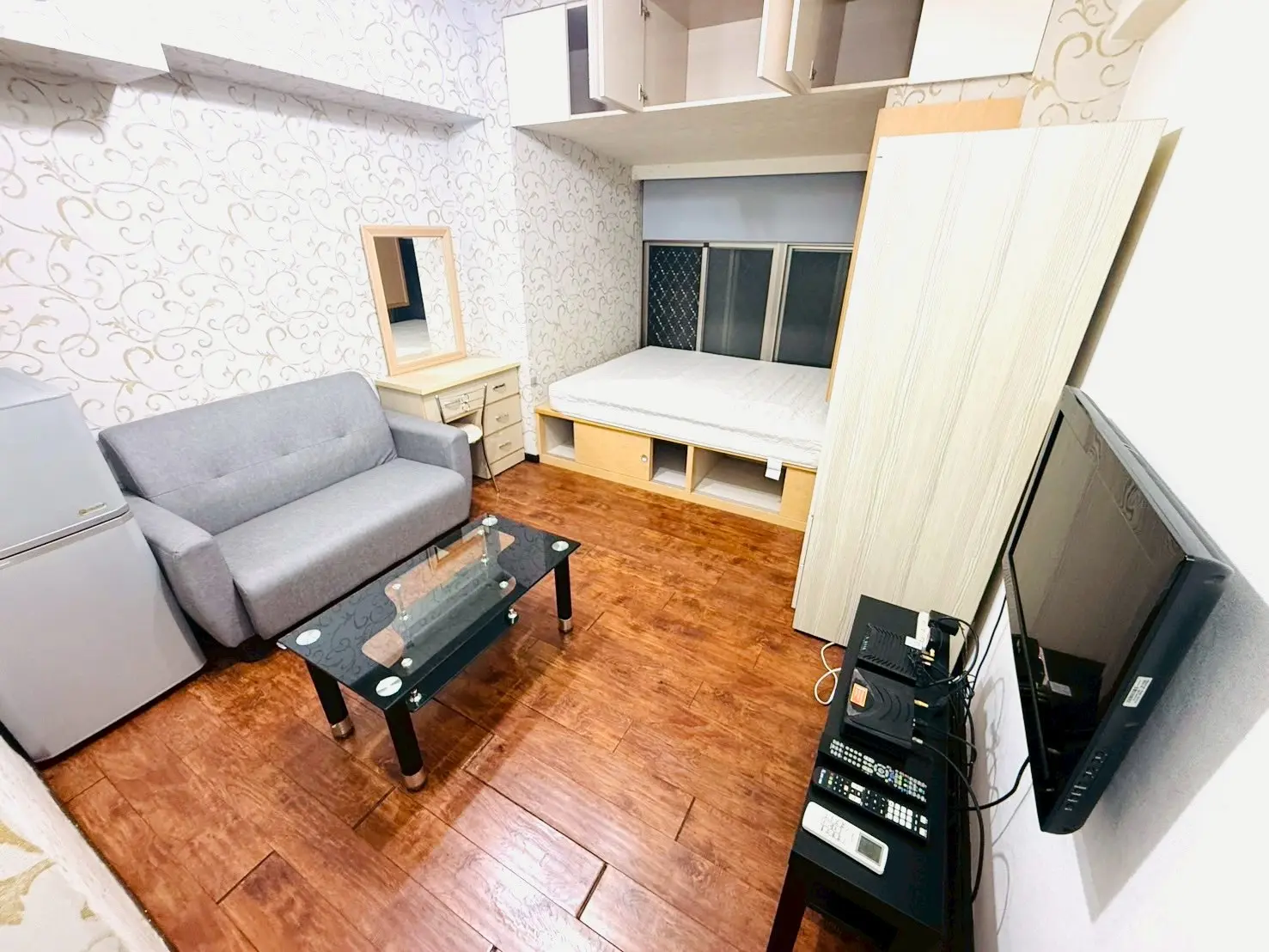 Studio apartment for sale in Zhongshan District, Taipei City | TWD 7 500 000 | 5 ping slide 1