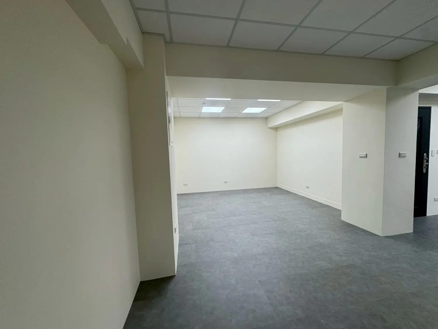 1 room apartment for rent TWD 50 000 - 19 ping - Zhongzheng District,Taipei City slide 2