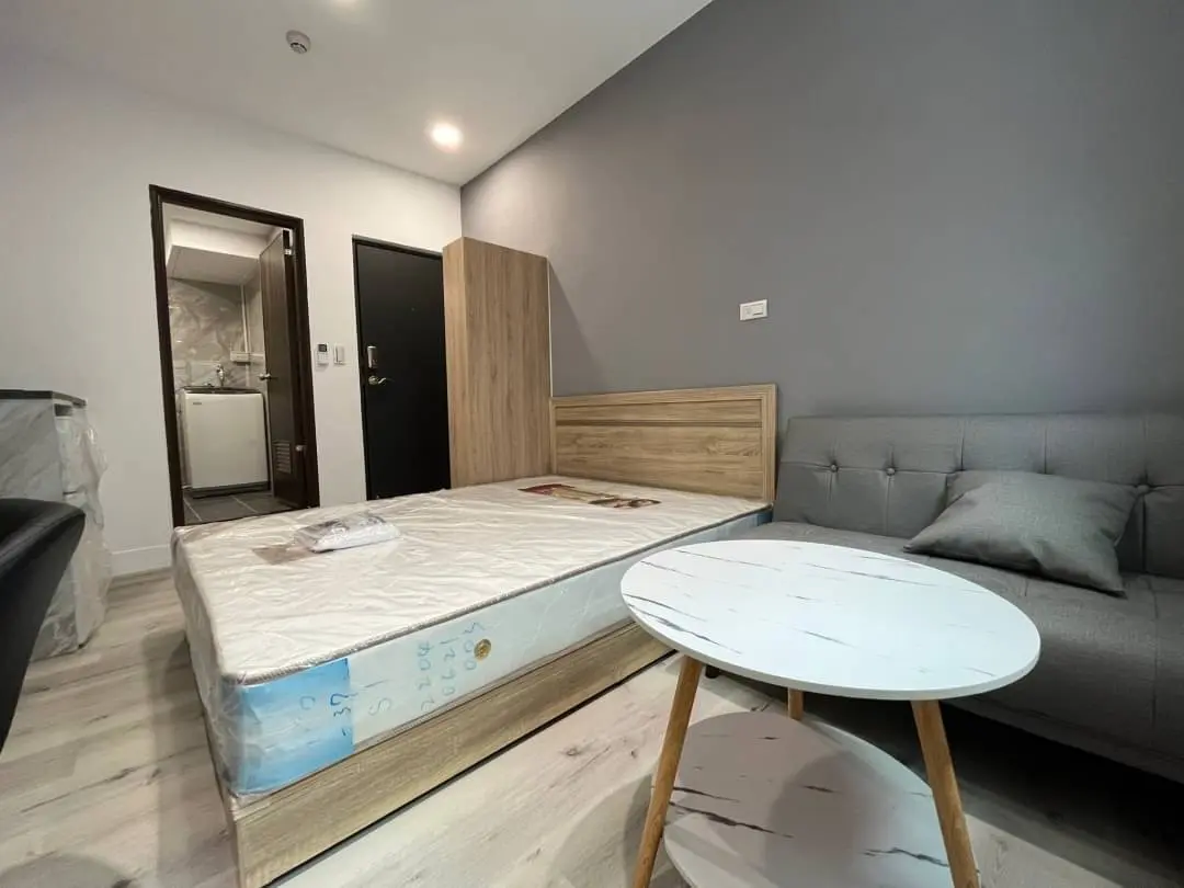 Room for rent in North District, Taichung City | NT$ 12 000 | 7 ping slide 1