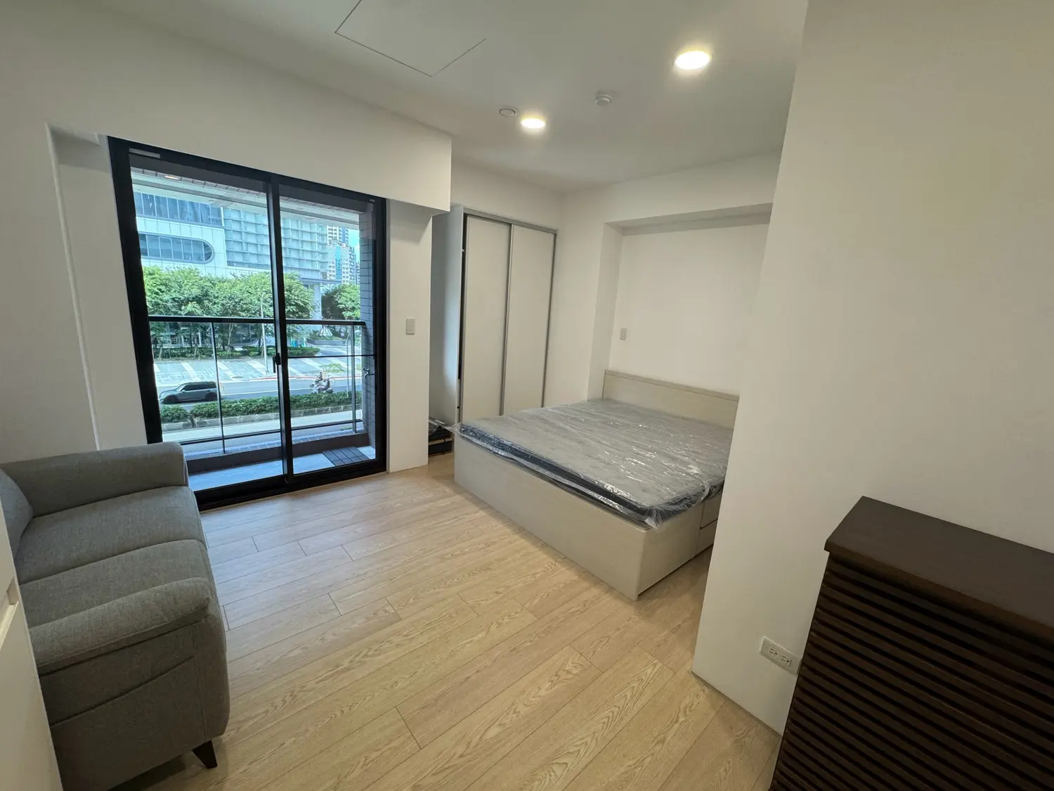 Room for rent in Taipei City, Zhongshan District | NT$ 43 000 | 7 ping slide 1