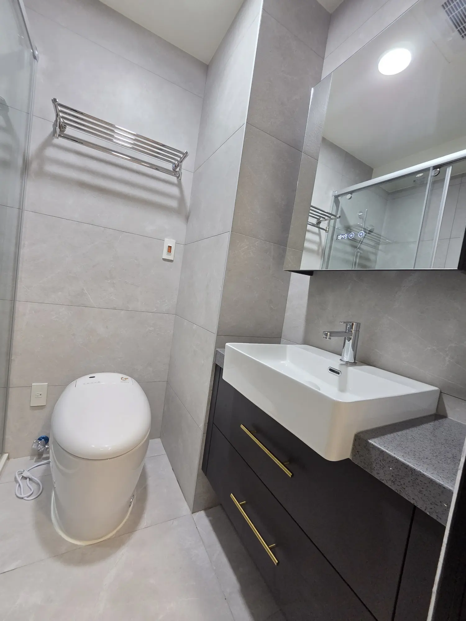 Room for rent in Taipei City, Zhongshan District | NT$ 43 000 | 7 ping slide 5