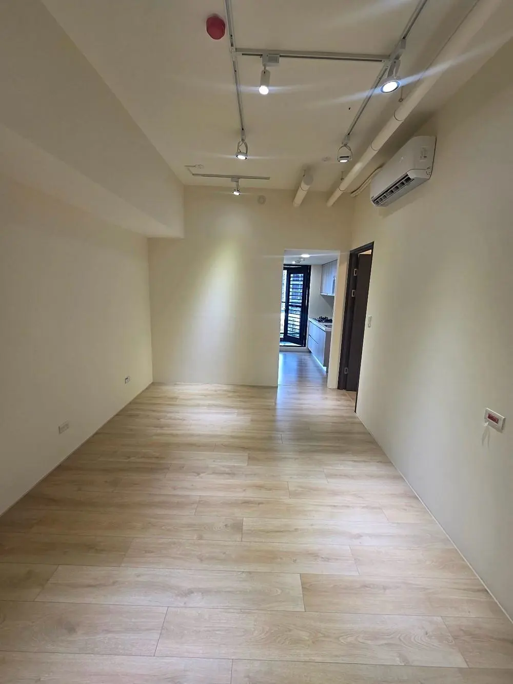 2 bedrooms apartment for rent in Sanchong District, New Taipei City | NT$ 35 000 | 16 ping slide 0