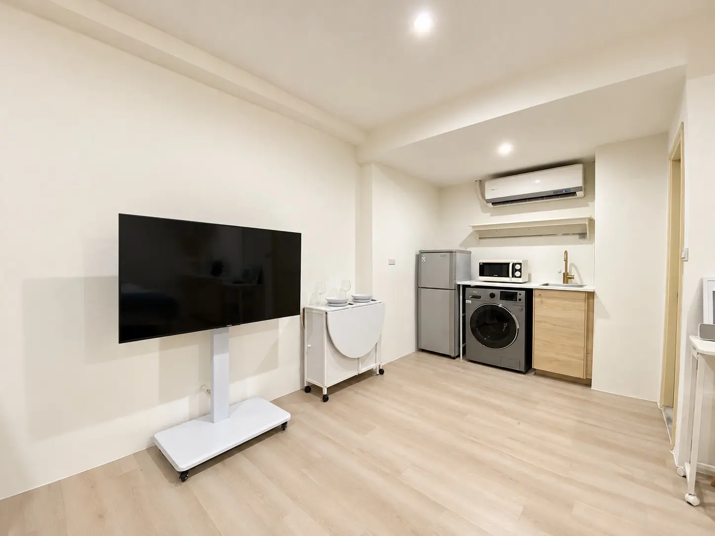Studio apartment for rent in Zhongshan District, Taipei City | NT$ 36 000 | 10 ping slide 1