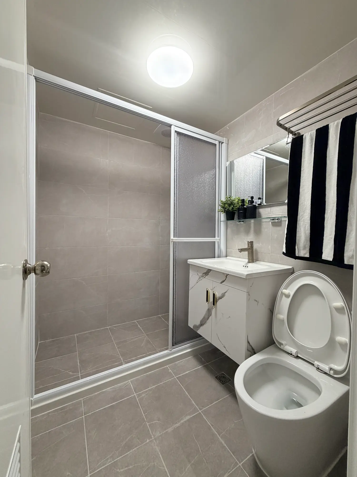 Room for rent in Zhongshan District, Taipei City | NT$ 21 800 | 6 ping slide 6