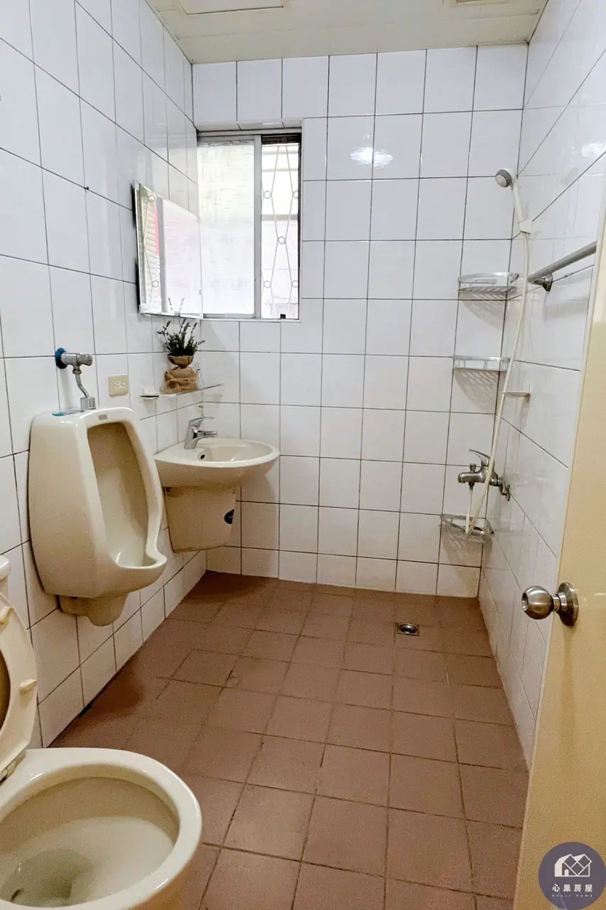Room for rent in Zhongshan District, Taipei City | NT$ 16 800 | 5 ping slide 8