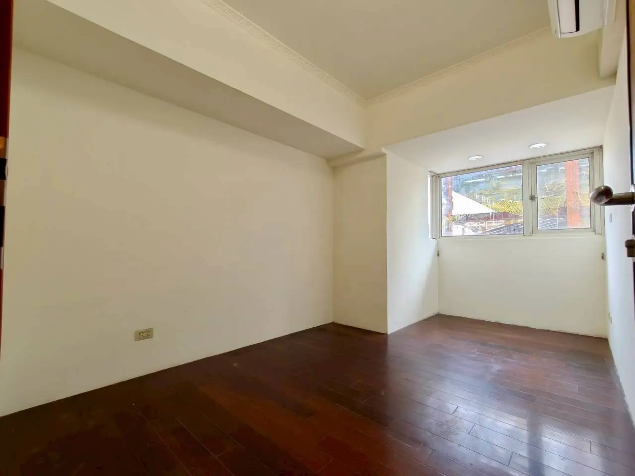 4 bedrooms apartment for sale in Songshan District, Taipei City | NT$ 45 880 000 | 35 ping slide 1