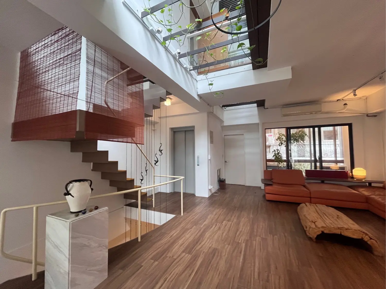 5 bedrooms townhouse for sale TWD 380 000 000 - 114 ping - Taipei City,Zhongzheng District slide 1