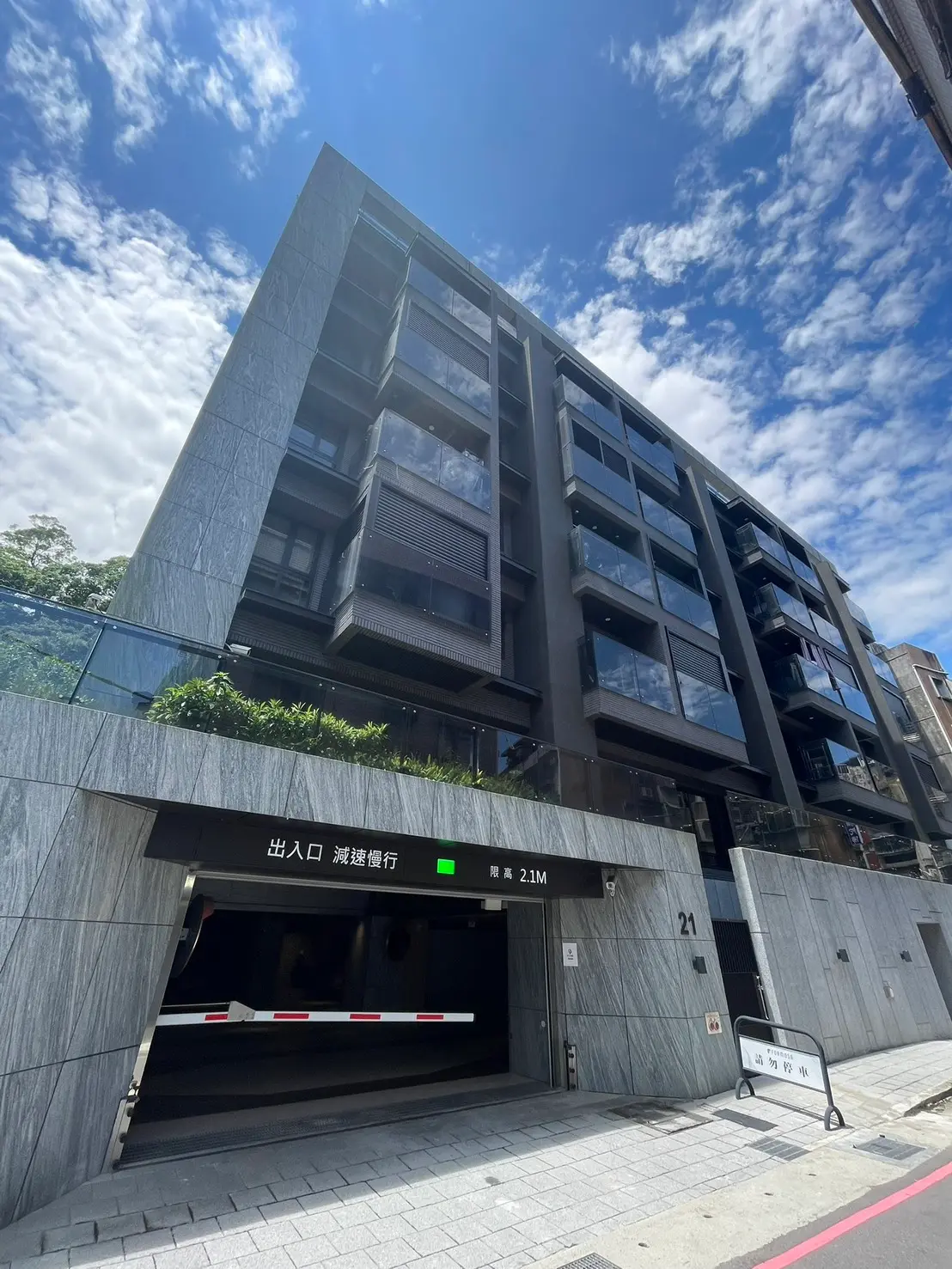 2 bedrooms apartment for rent in Xinyi District, Taipei City | NT$ 55 000 | 13 ping slide 0