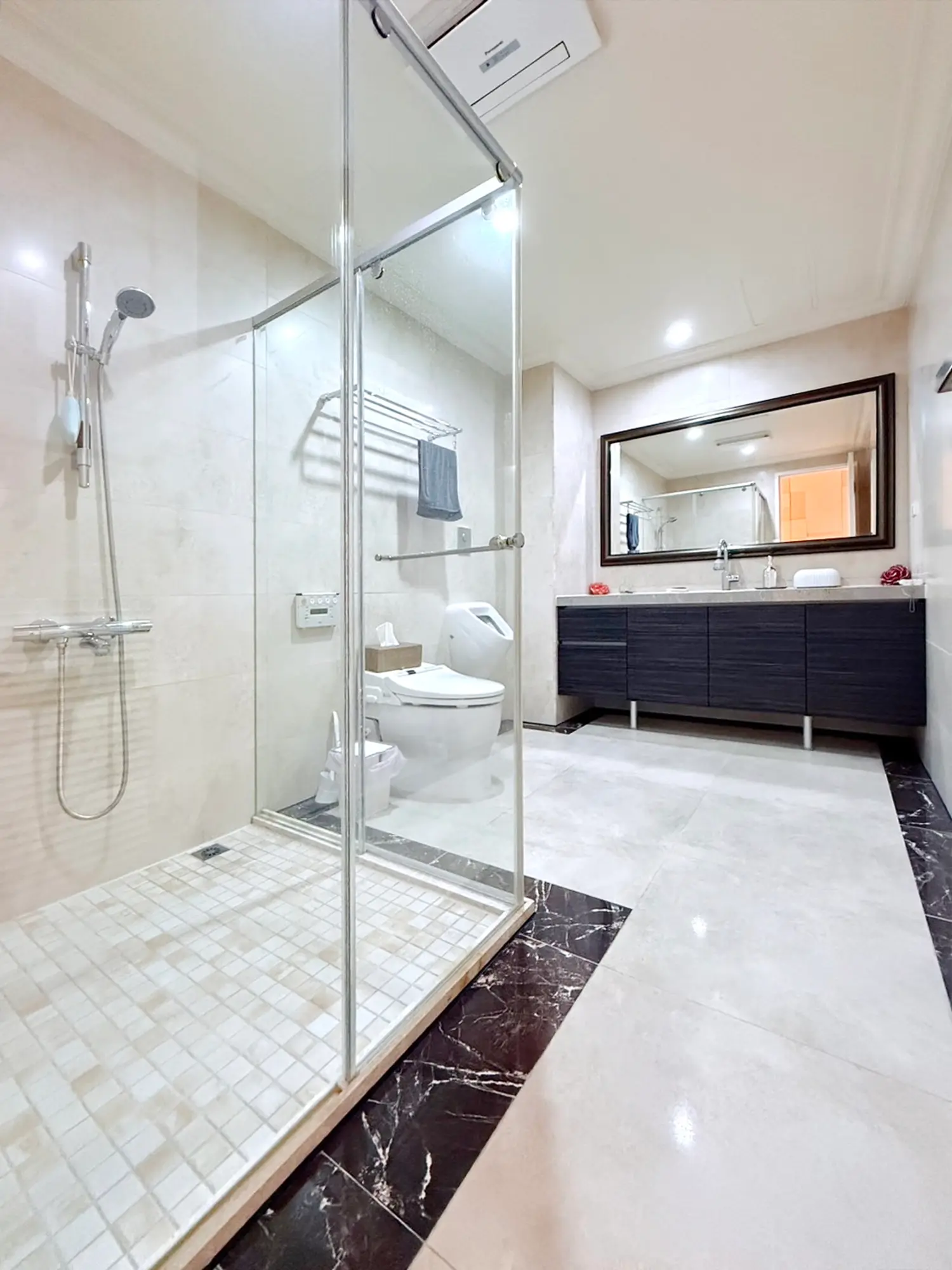 4 bedrooms apartment for sale TWD 698 000 000 - 97 ping - Taoyuan District,Taoyuan City slide 2