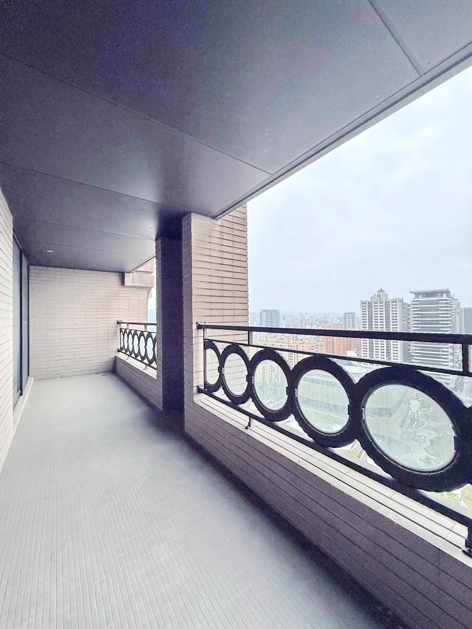 4 bedrooms apartment for sale TWD 128 000 000 - 211 ping - Taoyuan District,Taoyuan City slide 2