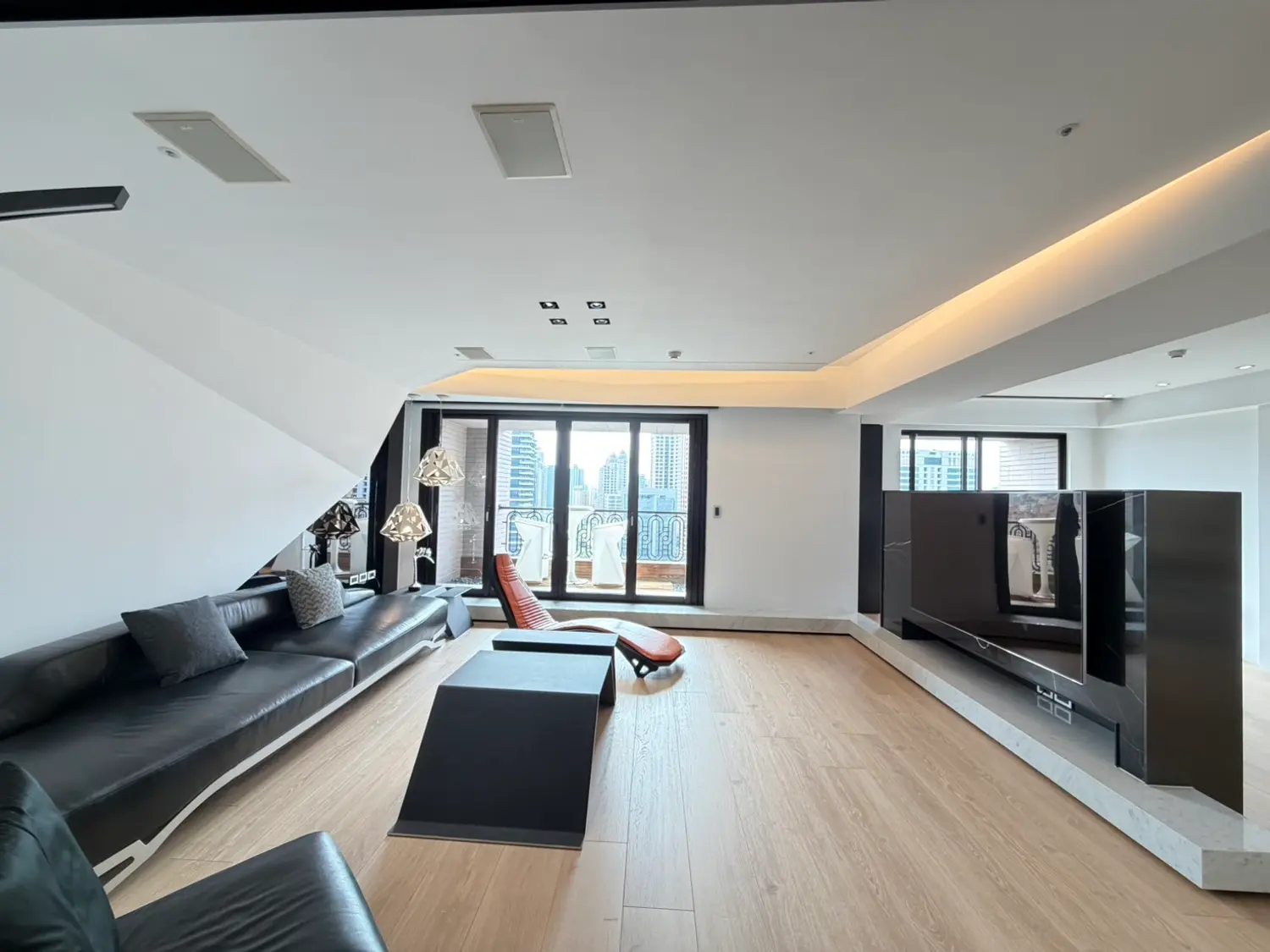 4 bedrooms apartment for sale TWD 69 800 000 - 71 ping - Taoyuan District,Taoyuan City slide 0