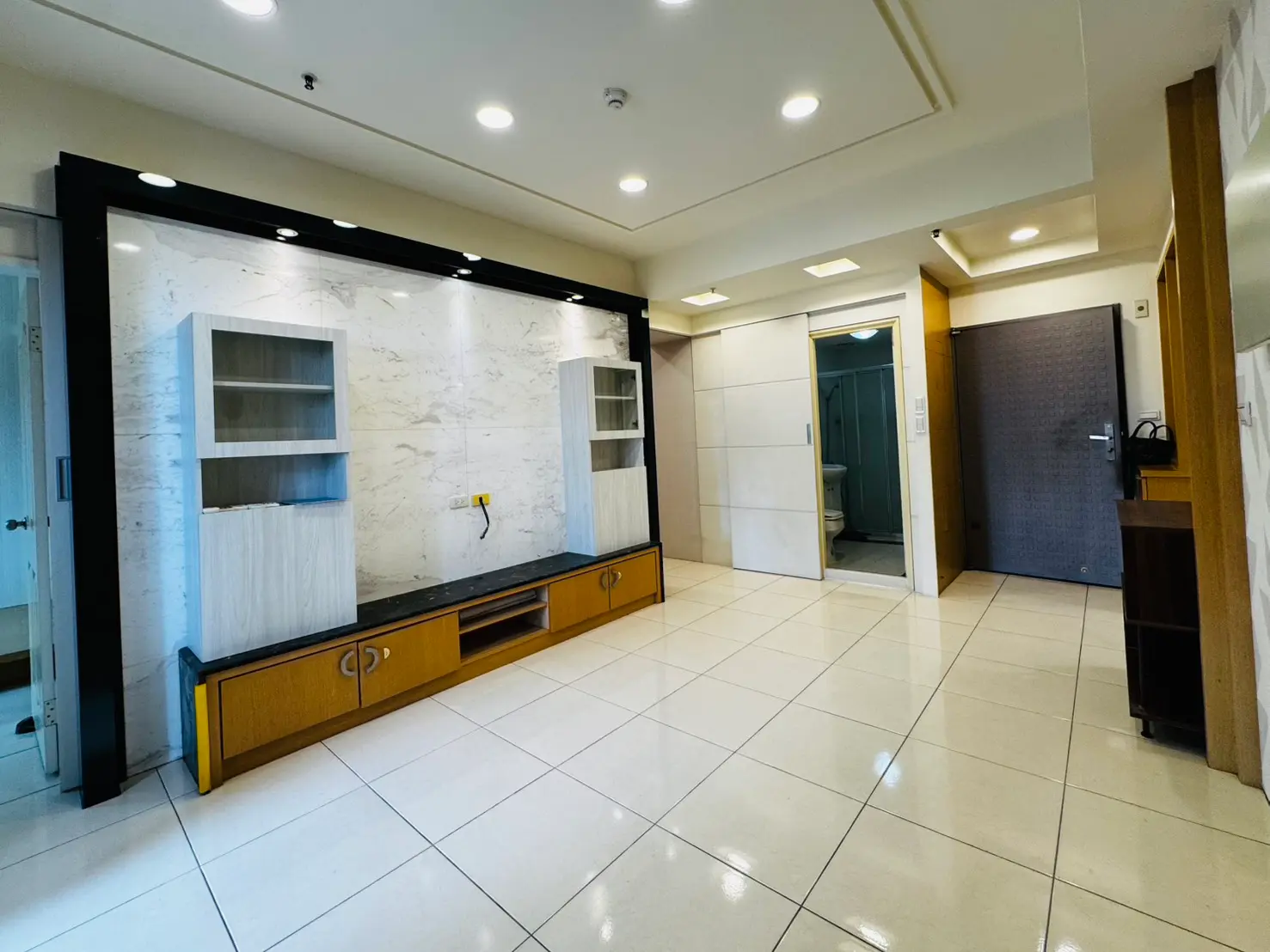4 bedrooms apartment for rent in North District, Tainan City | NT$ 38 000 | 32 ping slide 1