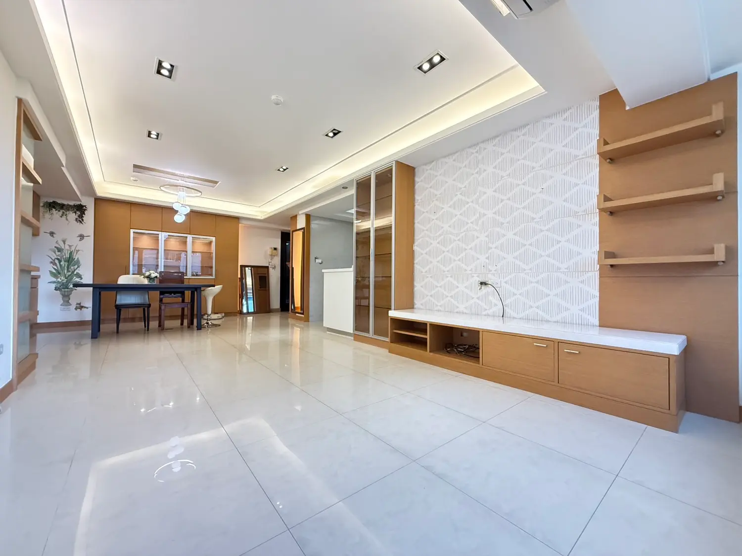 3 bedrooms apartment for sale TWD 5 280 000 - 26 ping - Songshan District,Taipei City slide 0
