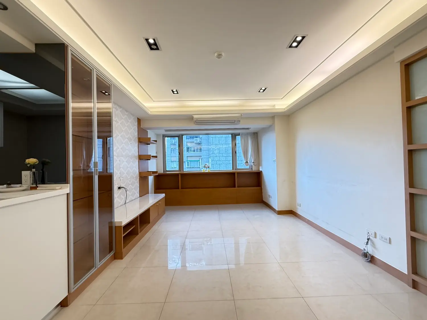 3 bedrooms apartment for sale TWD 5 280 000 - 26 ping - Songshan District,Taipei City slide 1