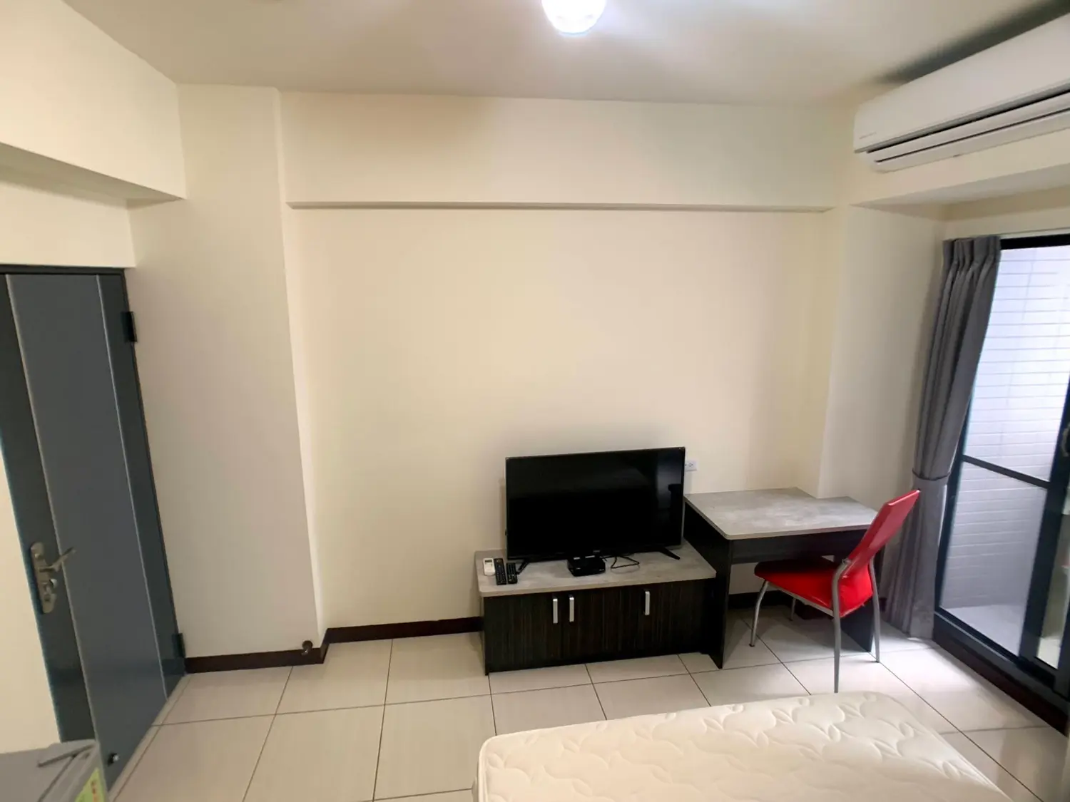 Studio apartment for rent TWD 12 000 - 6 ping - North District, Taichung City slide 2