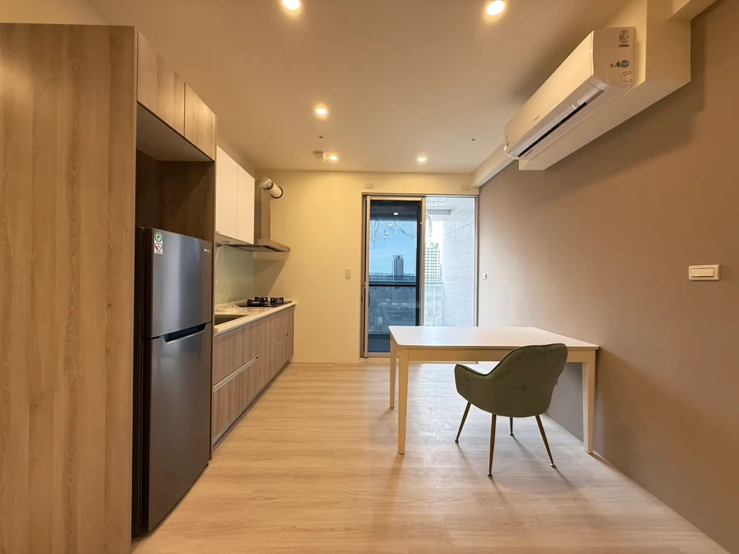 2 bedrooms apartment for rent TWD 38 000 - 25 ping - West District,Taichung City slide 1