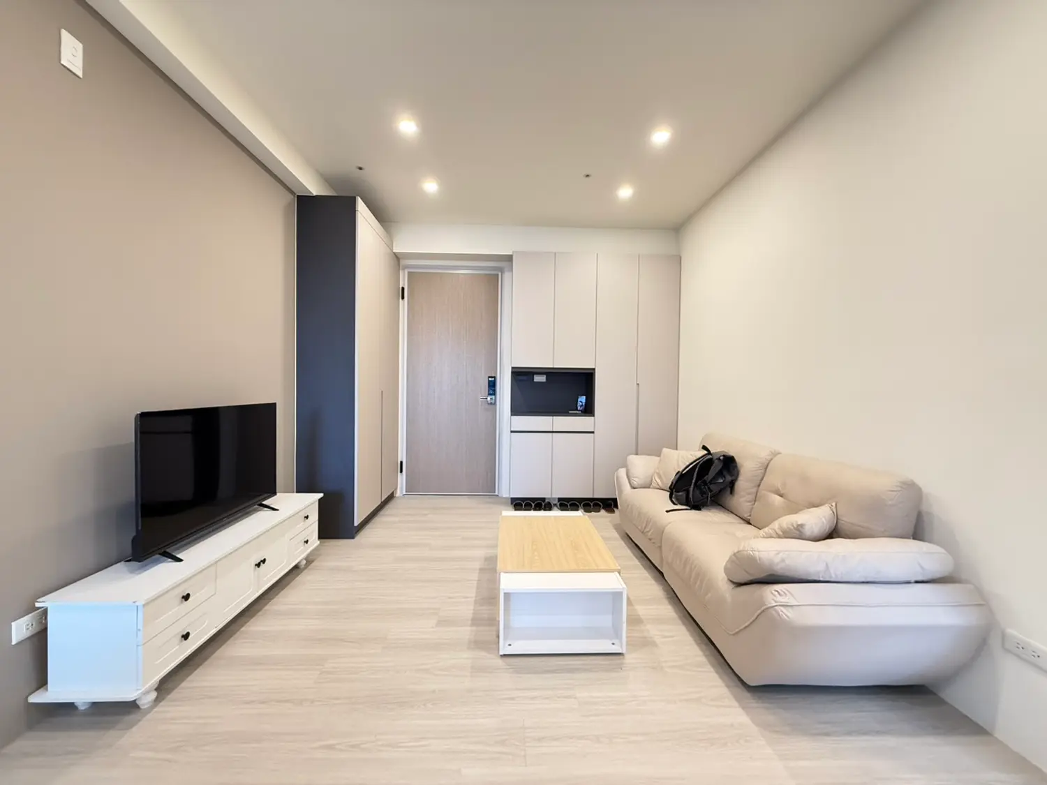 2 bedrooms apartment for rent TWD 38 000 - 25 ping - West District,Taichung City slide 0