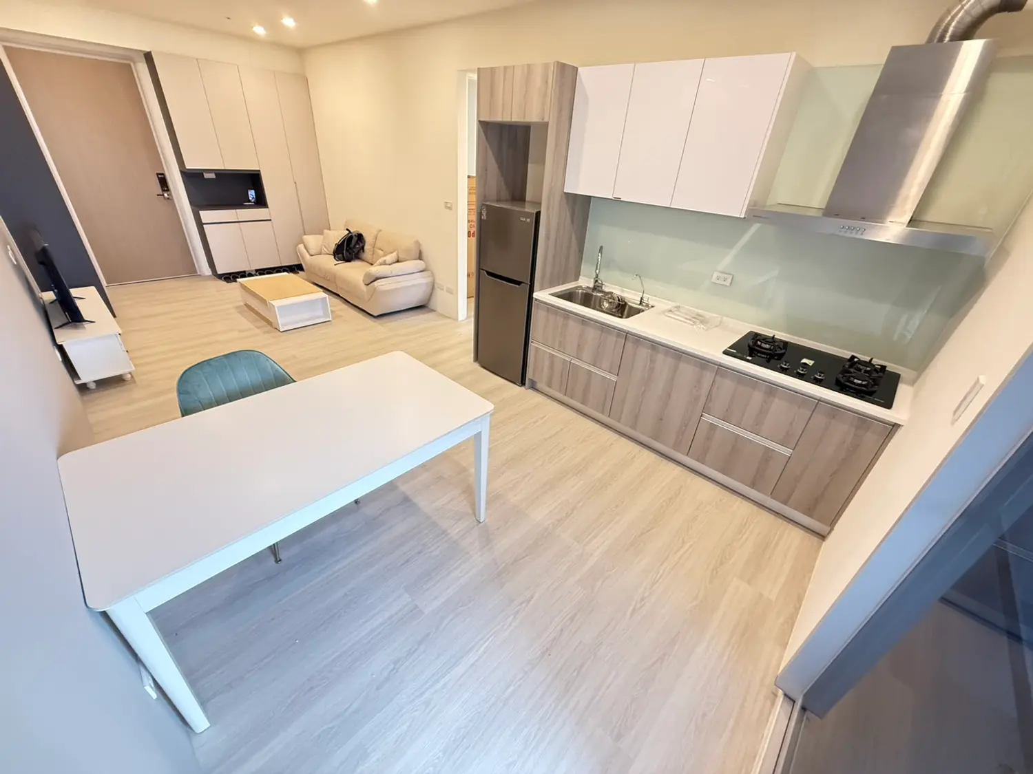 2 bedrooms apartment for rent TWD 38 000 - 25 ping - West District,Taichung City slide 2