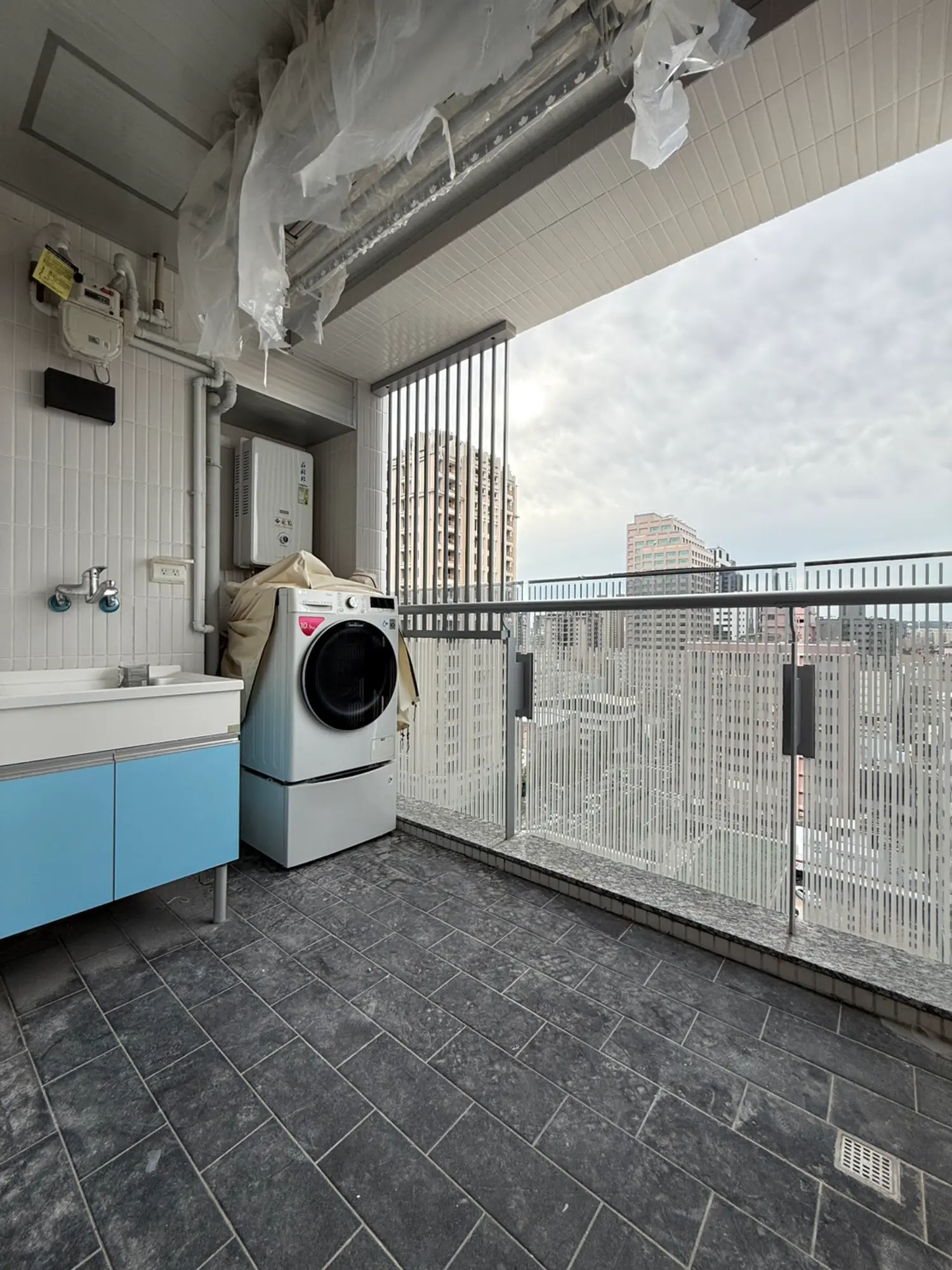 2 bedrooms apartment for rent TWD 38 000 - 25 ping - West District,Taichung City slide 13