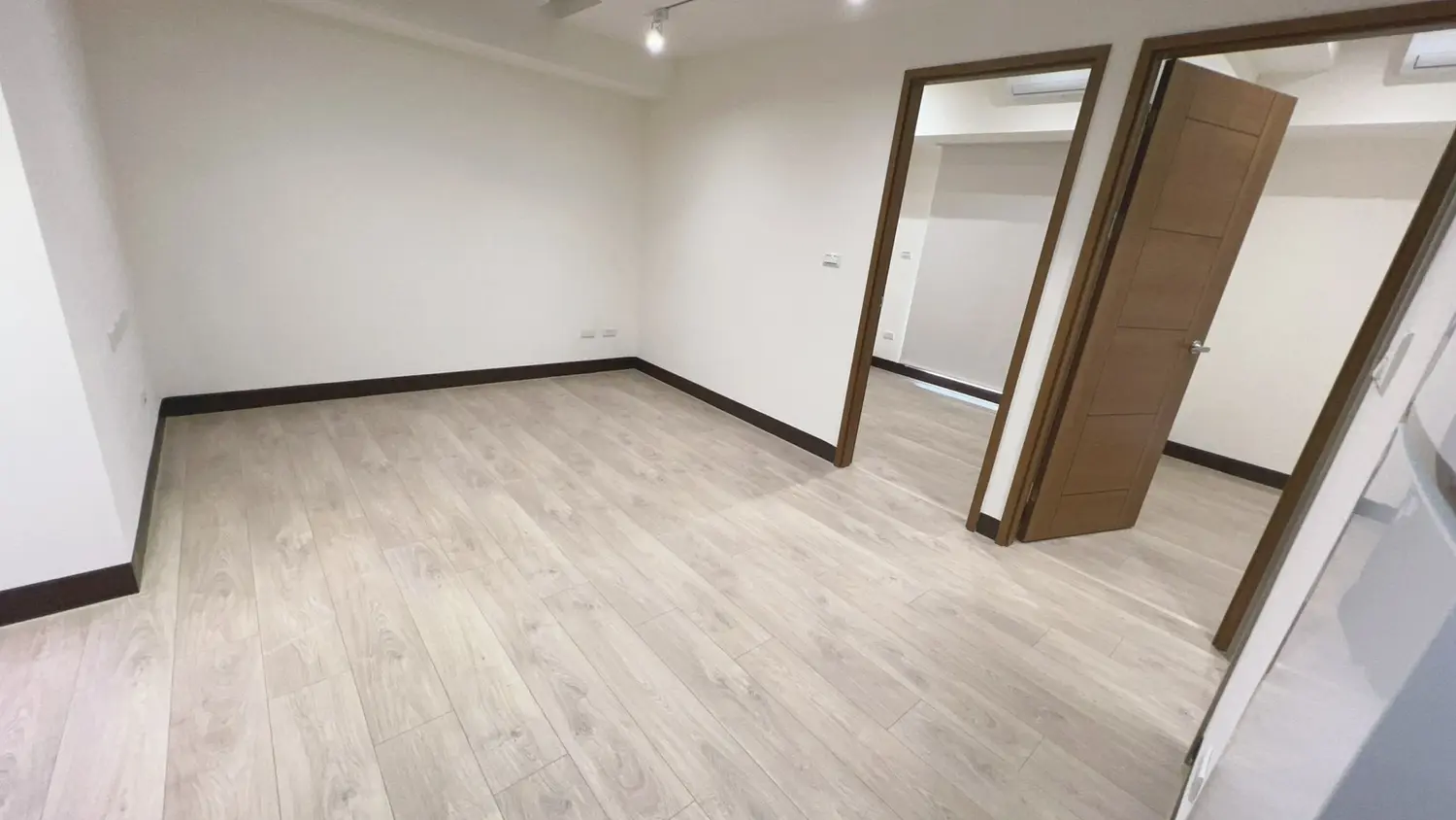 Office for rent TWD 20 000 - 19 ping - Fengshan District, Kaohsiung City slide 2