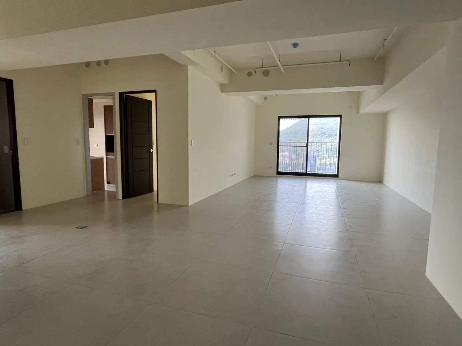 4 bedrooms apartment for rent TWD 38 000 - 45 ping - Yancheng District, Kaohsiung City slide 0