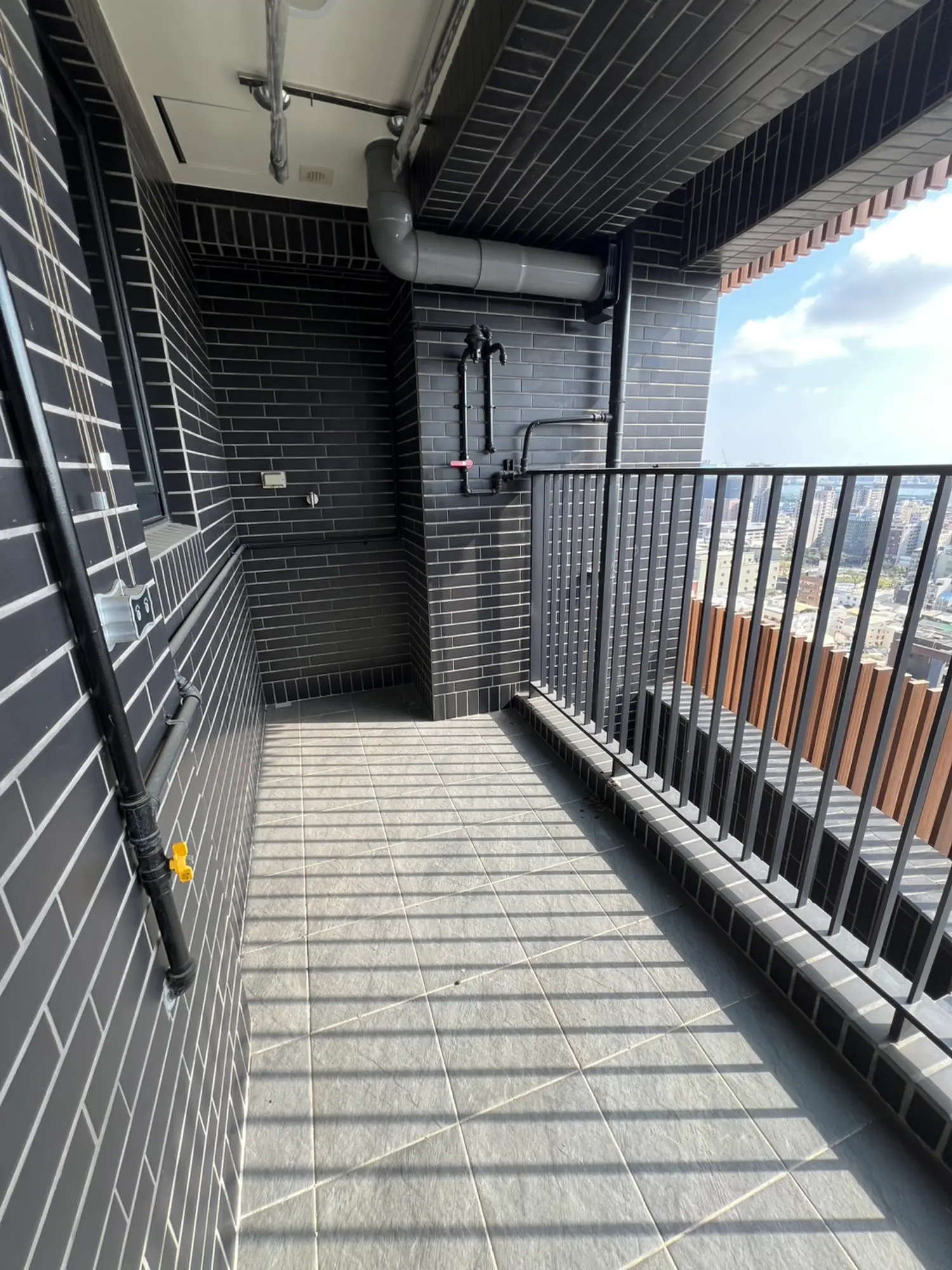 4 bedrooms apartment for rent TWD 38 000 - 45 ping - Yancheng District, Kaohsiung City slide 3