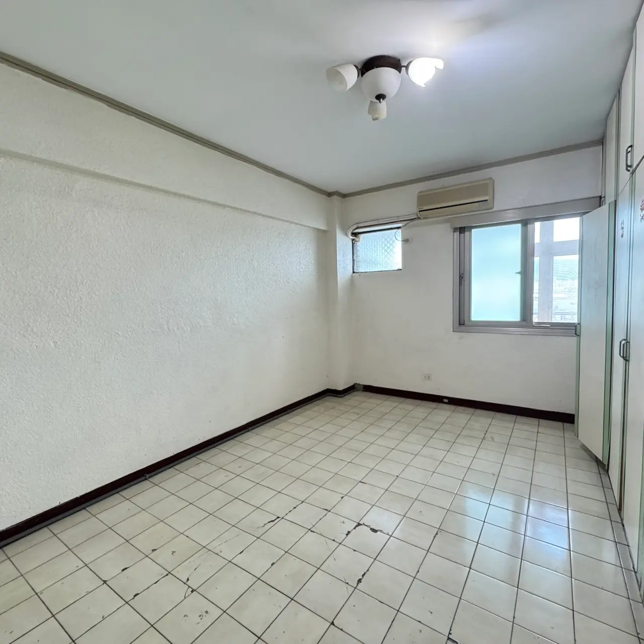 3 bedrooms apartment for sale in Songshan District, Taipei City | TWD 28 800 000 | 22 ping slide 1