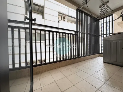 Apartment for rent TWD 39 000 - Section 2, Yonghua Road - 3 bedrooms