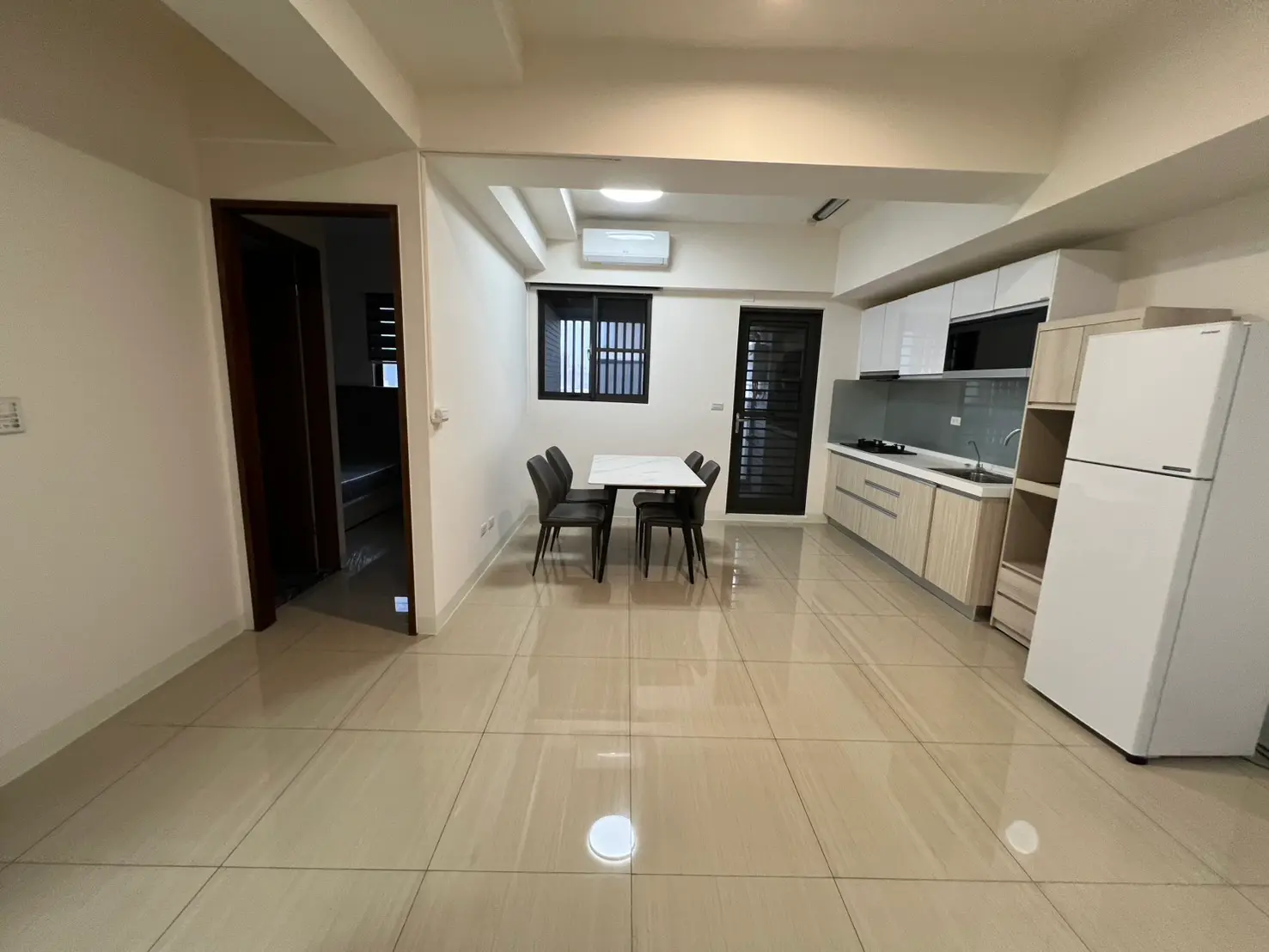 3 bedrooms apartment for rent in Sanmin District, Kaohsiung City | NT$ 35 000 | 25 ping slide 2