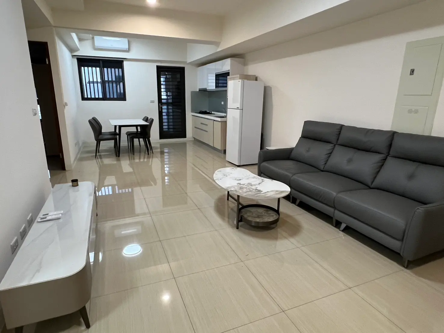 3 bedrooms apartment for rent in Sanmin District, Kaohsiung City | NT$ 35 000 | 25 ping slide 0