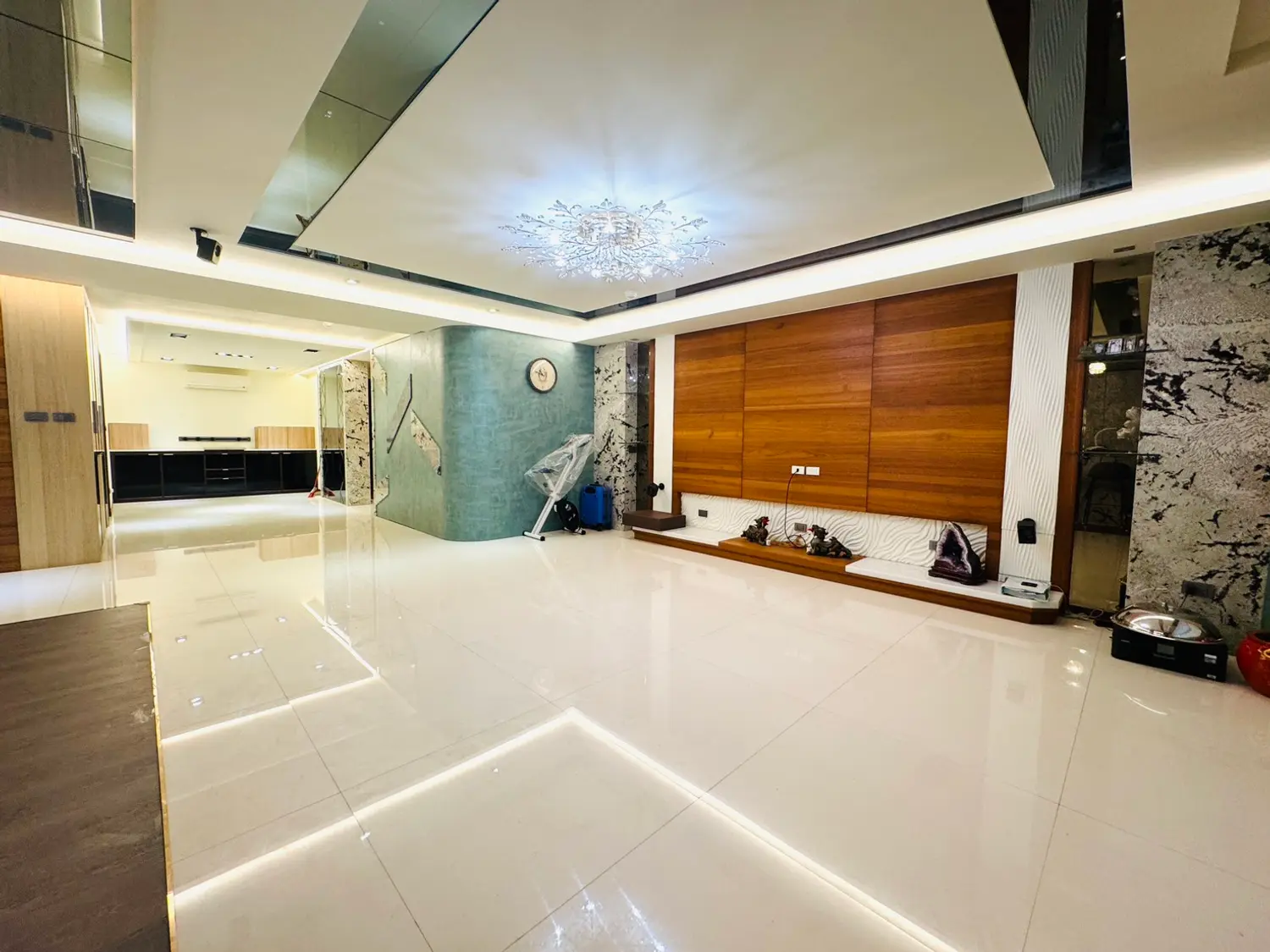 3 bedrooms apartment for sale TWD 68 888 888 - 56 ping - Songshan District, Taipei City slide 1