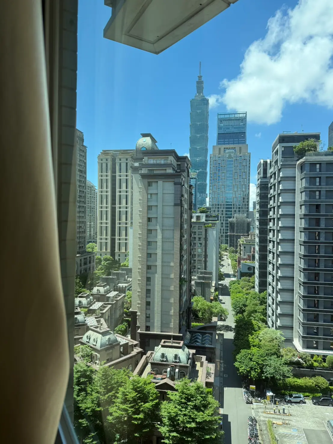 1 room apartment for rent in Xinyi District, Taipei City | NT$ 68 000 | 17 ping slide 2