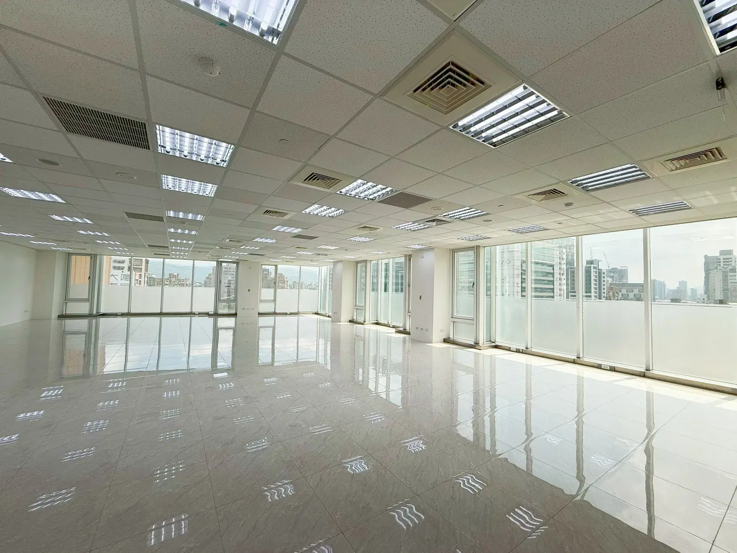 Office for rent in Xinyi District, Taipei City | NT$ 170 000 | 62 ping slide 4