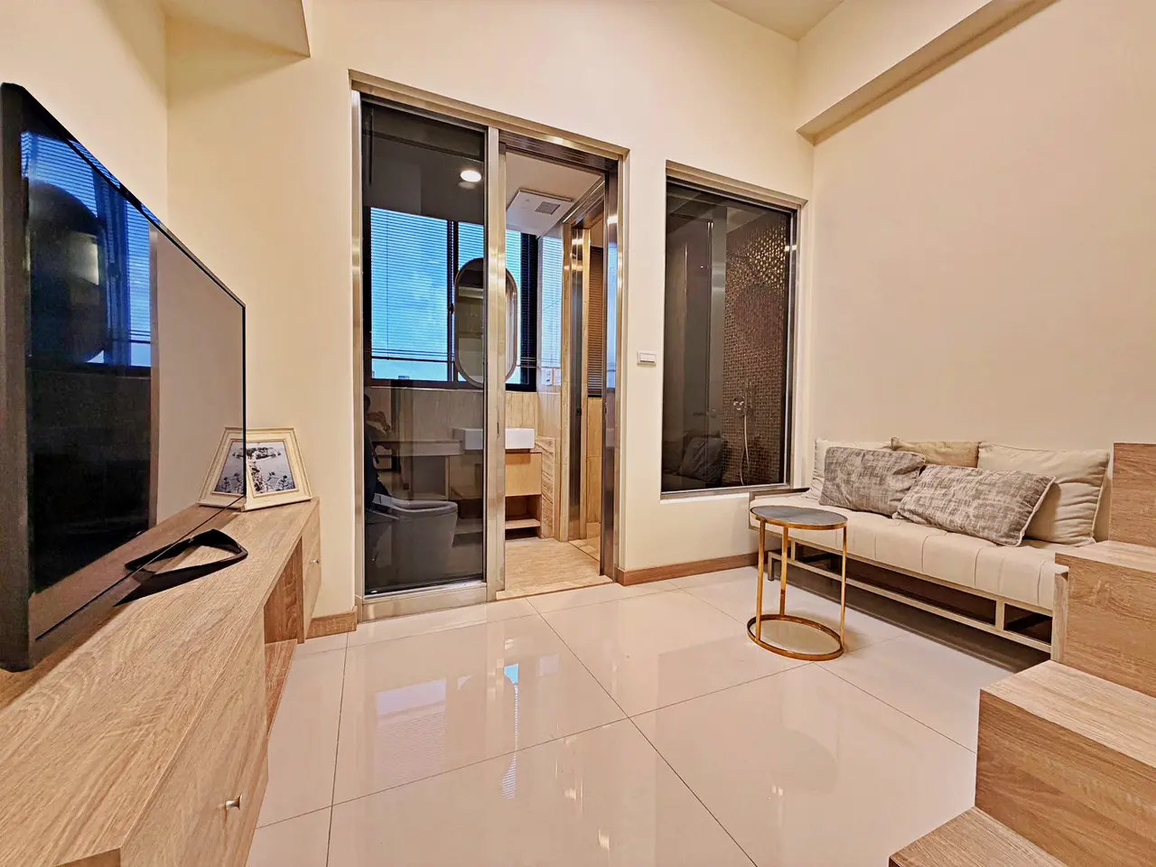 Room for rent in Zhongshan District, Taipei City | NT$ 42 000 | 14 ping slide 0