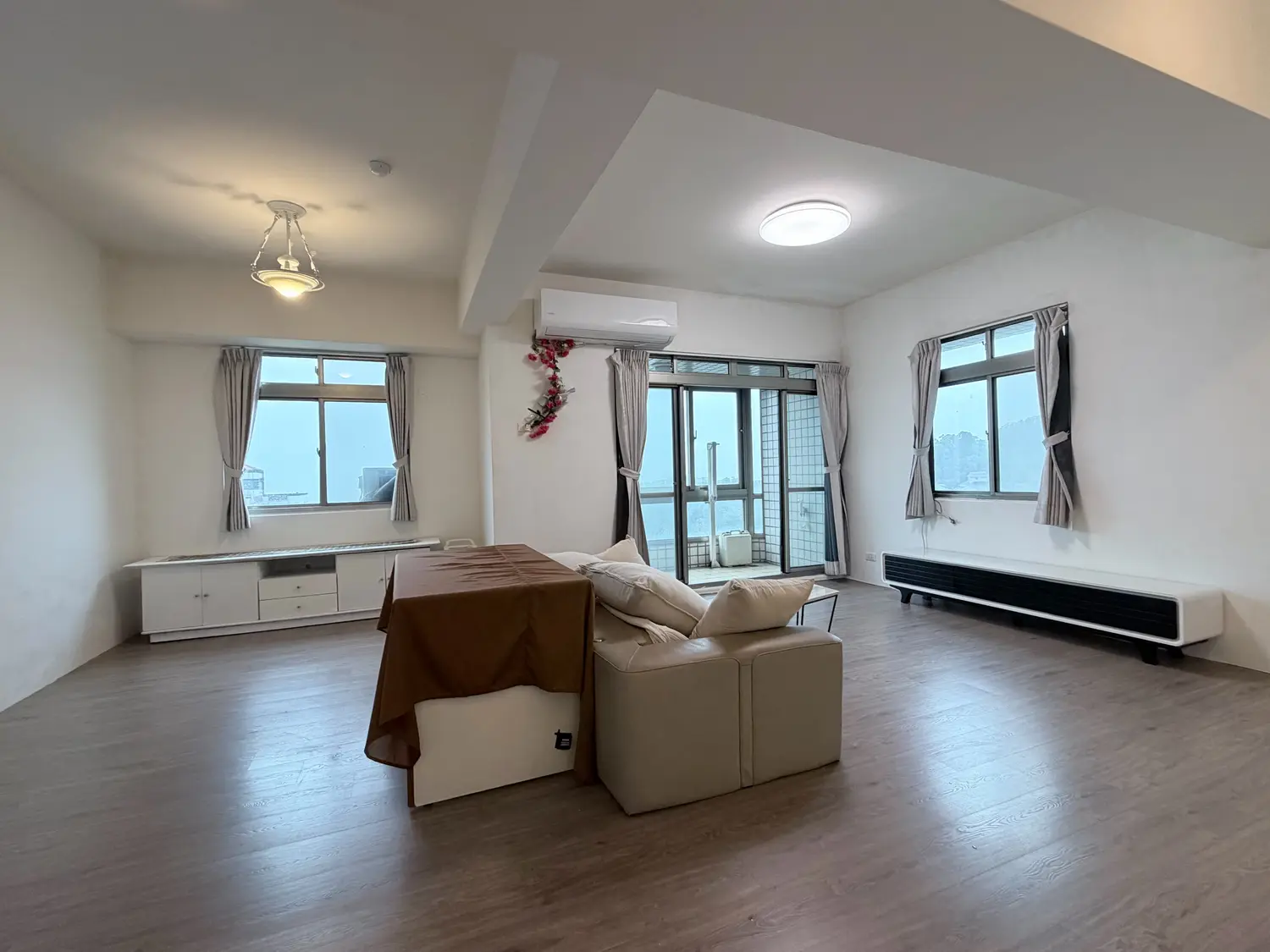 2 bedrooms apartment for rent in Xindian District, New Taipei City | NT$ 28 000 | 33 ping slide 1