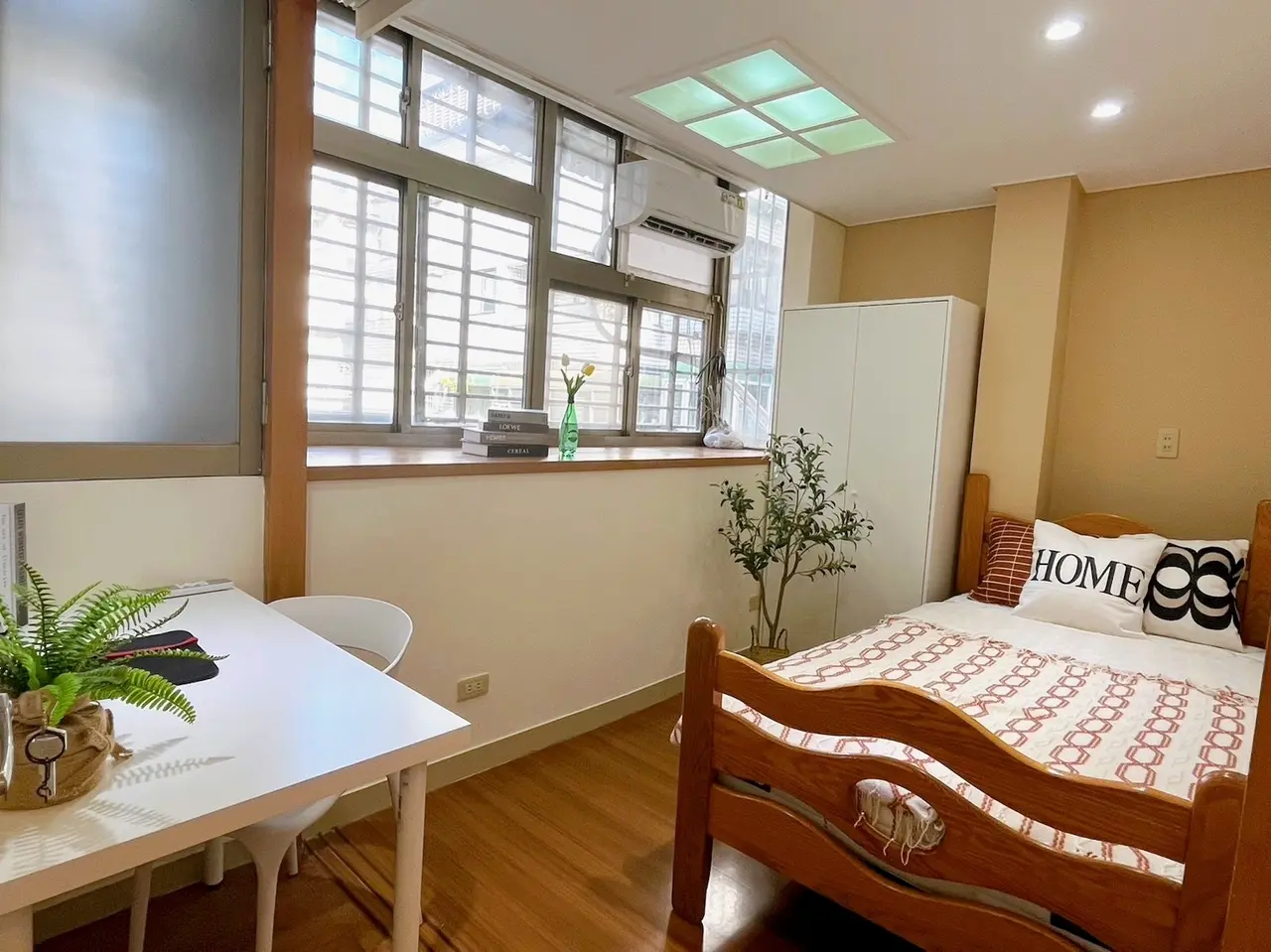 Room for rent in Zhongzheng District, Taipei City | NT$ 11 800 | 3 ping slide 1