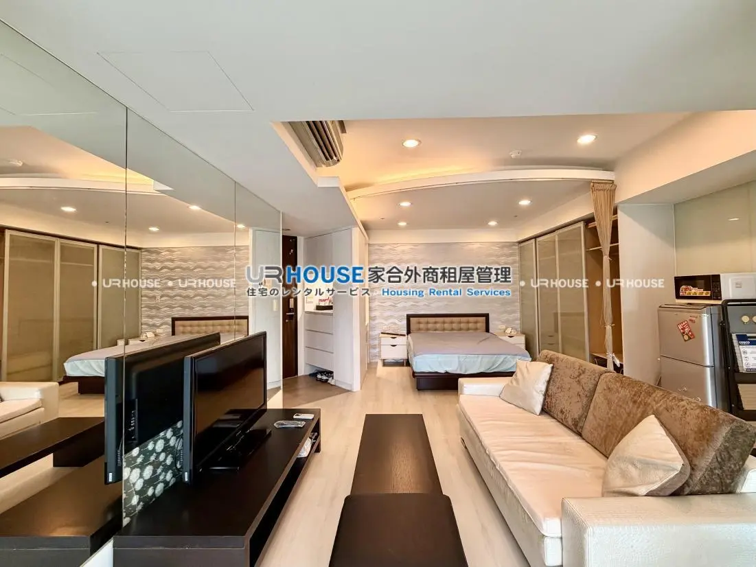 Studio apartment for rent in Xinyi District, Taipei City | NT$ 39 000 | 13 ping slide 0