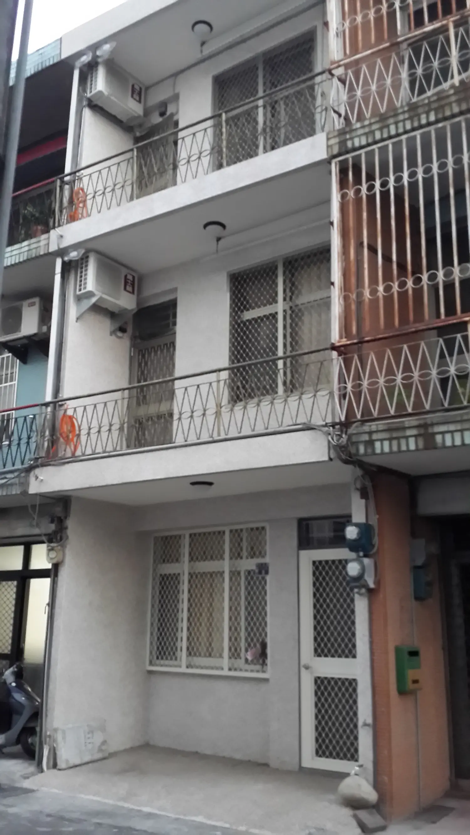 Room for rent in Fengyuan District, Taichung City | NT$ 5 500 | 4 ping slide 0
